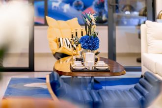 Wnętrze sklepu meblowego.