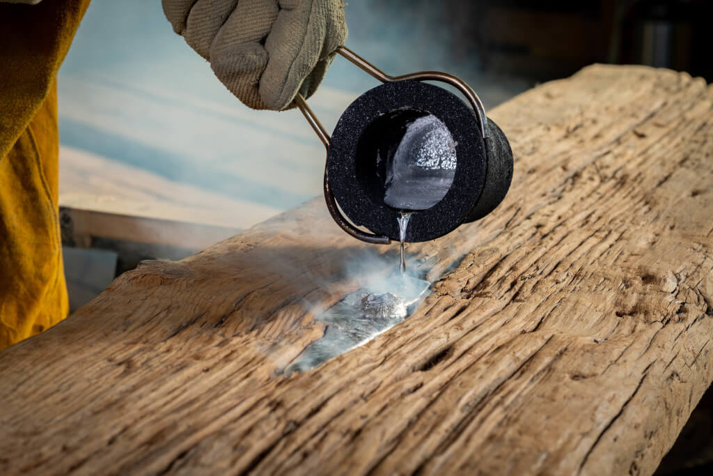 Stół „ILL” od Naturedesign symbolizuje filozofię marki. Blat wykonany został z odzyskanego drewna pochodzącego z wielowiekowej architektury i został fachowo odrestaurowany.