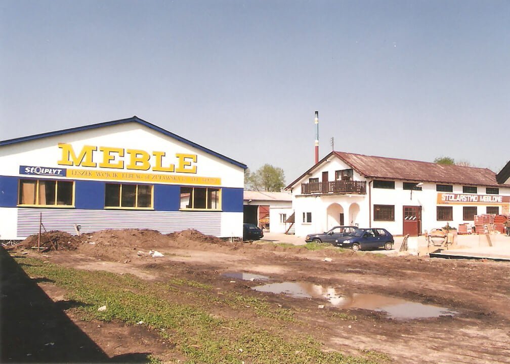 Stolarnia (warsztat) i hale produkcyjne Leszka Wójcika, po prawej – widoczne fundamenty domu mieszkalnego, 1996 r.