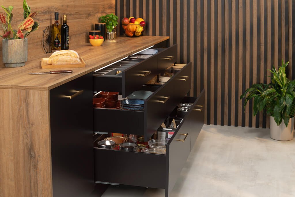 W ostatnich latach popularnym i często wybieranym rozwiązaniem są szuflady cienkościenne, takie jak „Matrix S Slim” firmy Hafele.