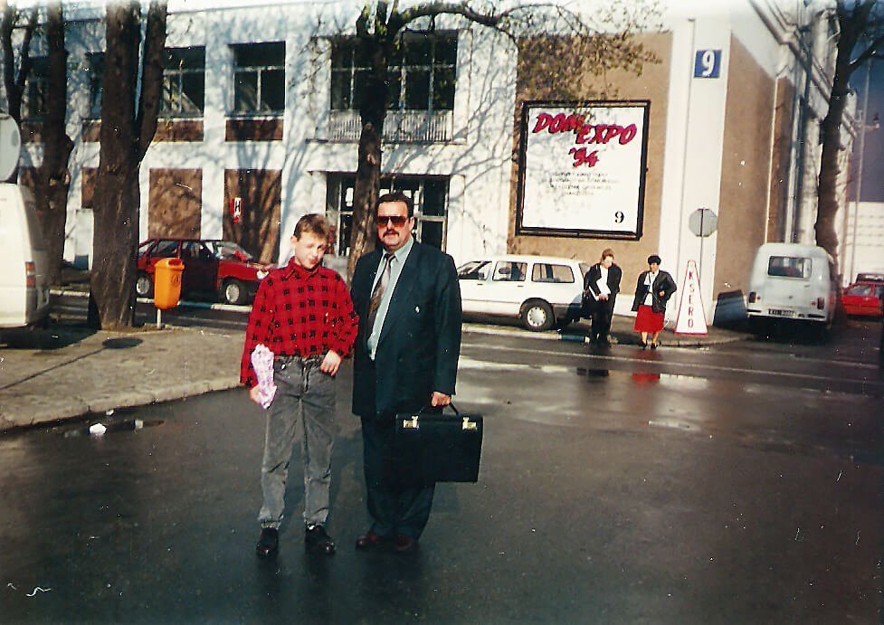 Targi meblowe w Poznaniu – Leszek Wójcik z synem Piotrem, 1994 r.