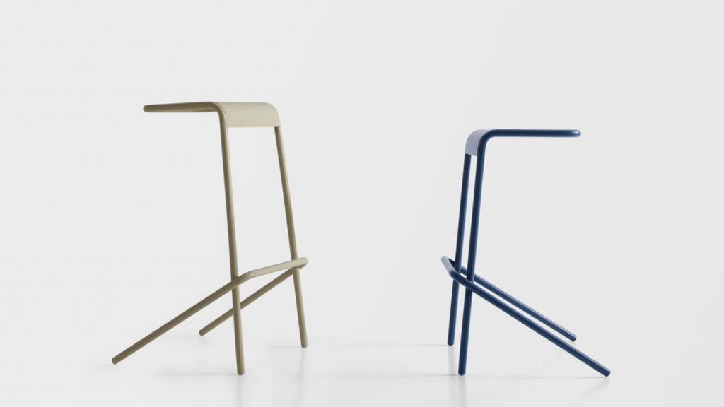 Todd Bracher postanowił zaprojektować dla marki Cappellini taboret „Alodia”, zmniejszając go w miarę możliwości, aż pozostało tylko absolutnie niezbędne minimum materiału.