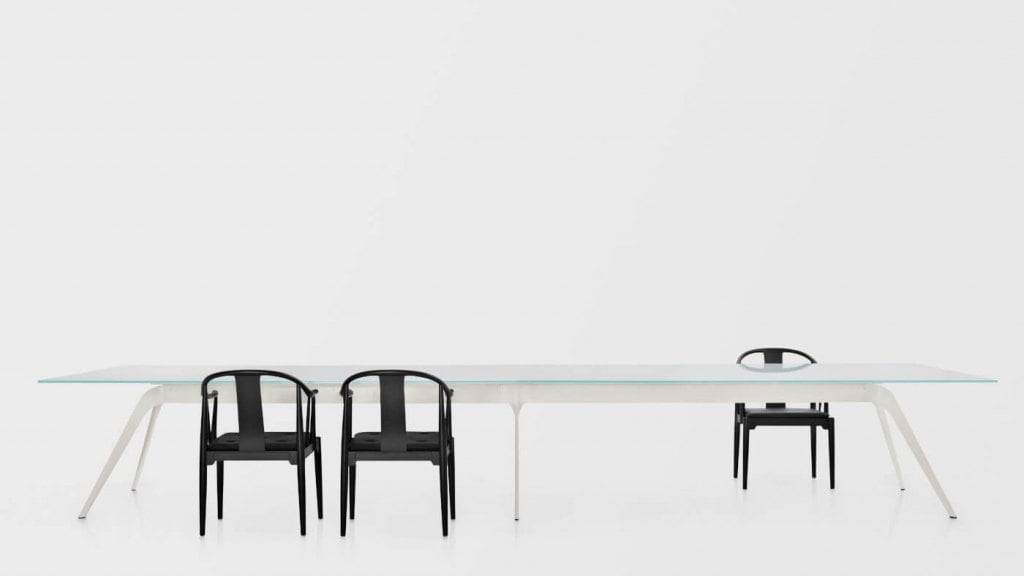 Fritz Hansen jest znany na całym świecie z ponadczasowego wzornictwa. Todd Bracher miał za zadanie stworzyć kolejną ikonę marki – stół konferencyjny „T-No.1”.