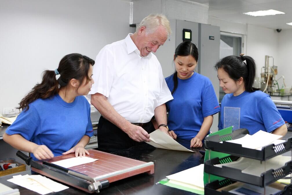 Walter Schatt z pracownicami Schattdecor Szanghaj.