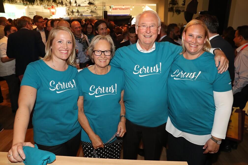 Walter Schatt z żoną Ursulą i córkami Anją i Sonją podczas targów „Interzum”.