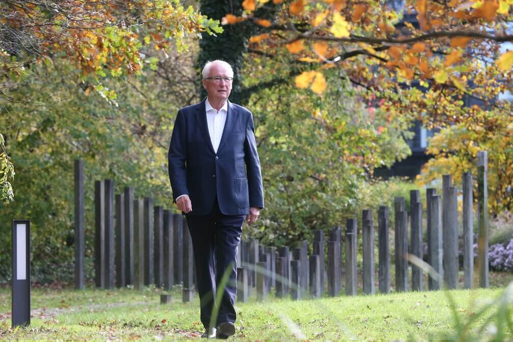 Walter Schatt przed zakładem Schattdecor w Thansau.