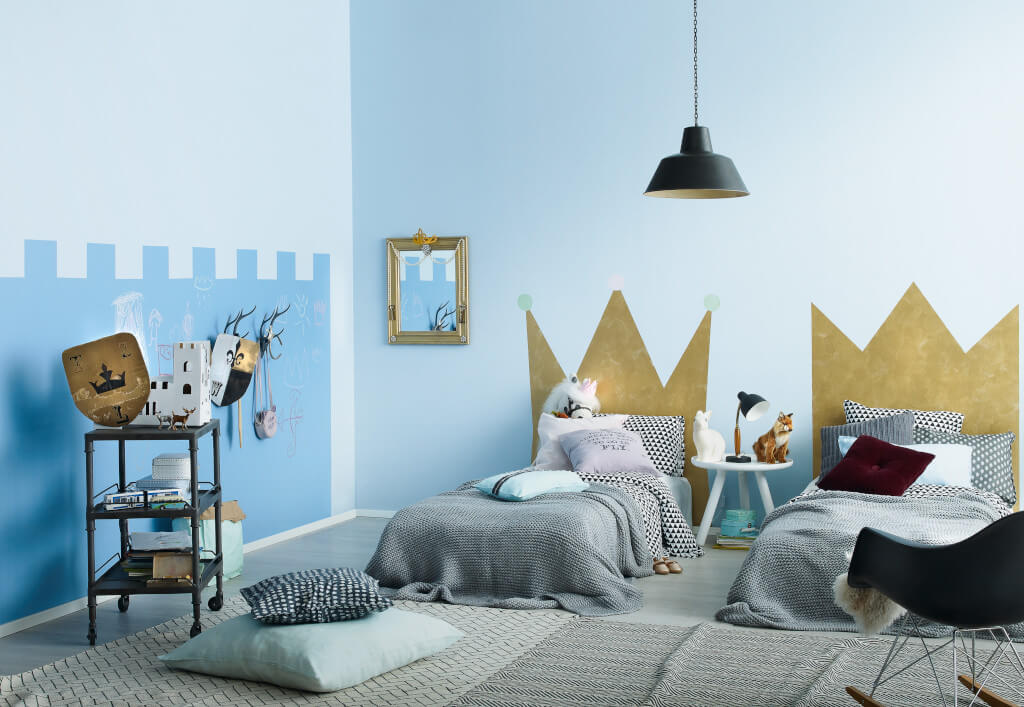 Masz w domu małą księżniczkę lub małego księcia? Czemu by nie podkreślić tego w designerski sposób, np. malując nad ich łóżkami korony?