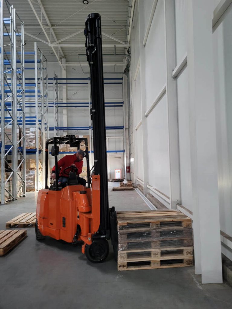 Wózek wysokiego składowania - praca na hali