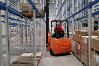 Wózek wysokiego składowania - praca na hali