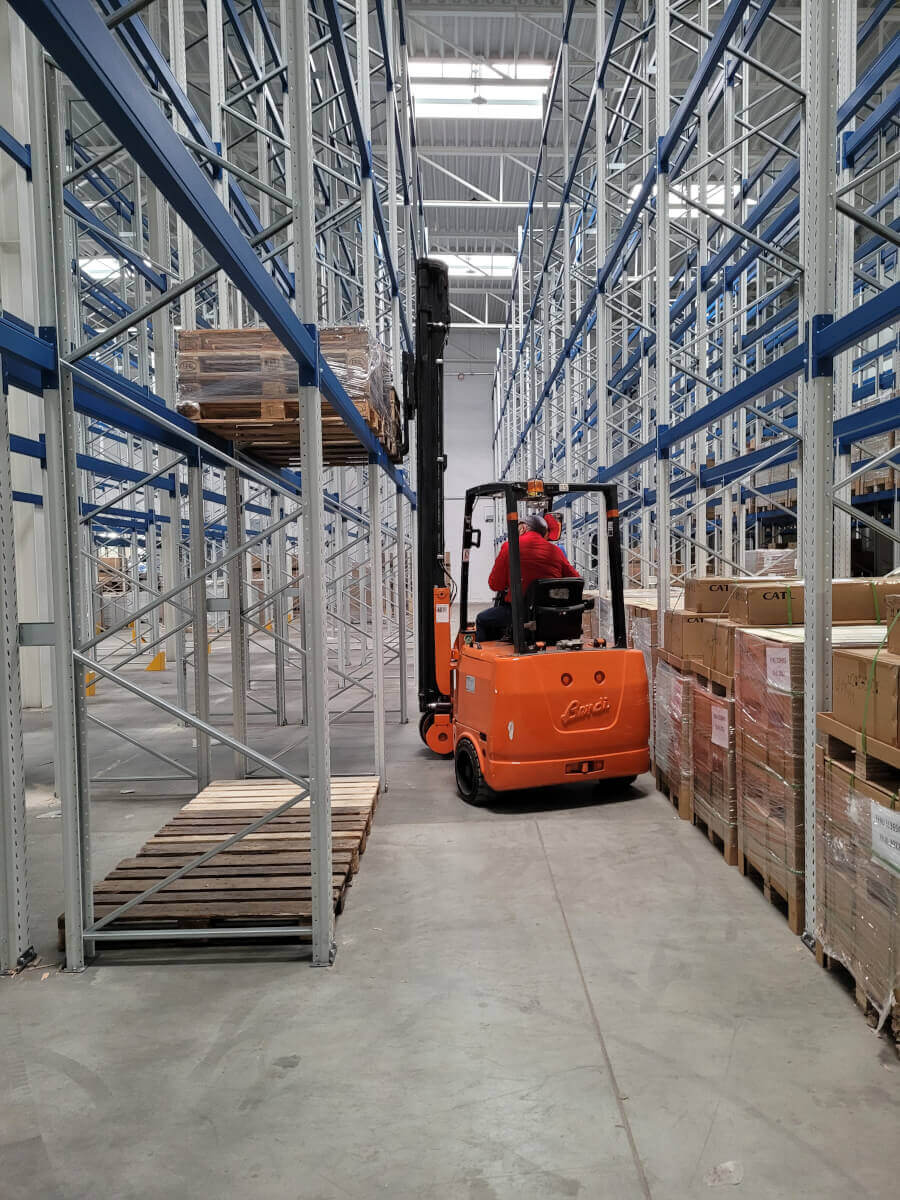 Wózek wysokiego składowania - praca na hali