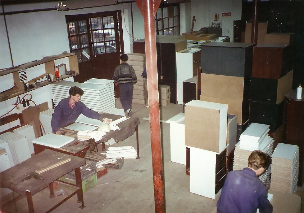 Zakład stolarski Leszka Wójcika – montaż mebli do paczek, 1988 r.