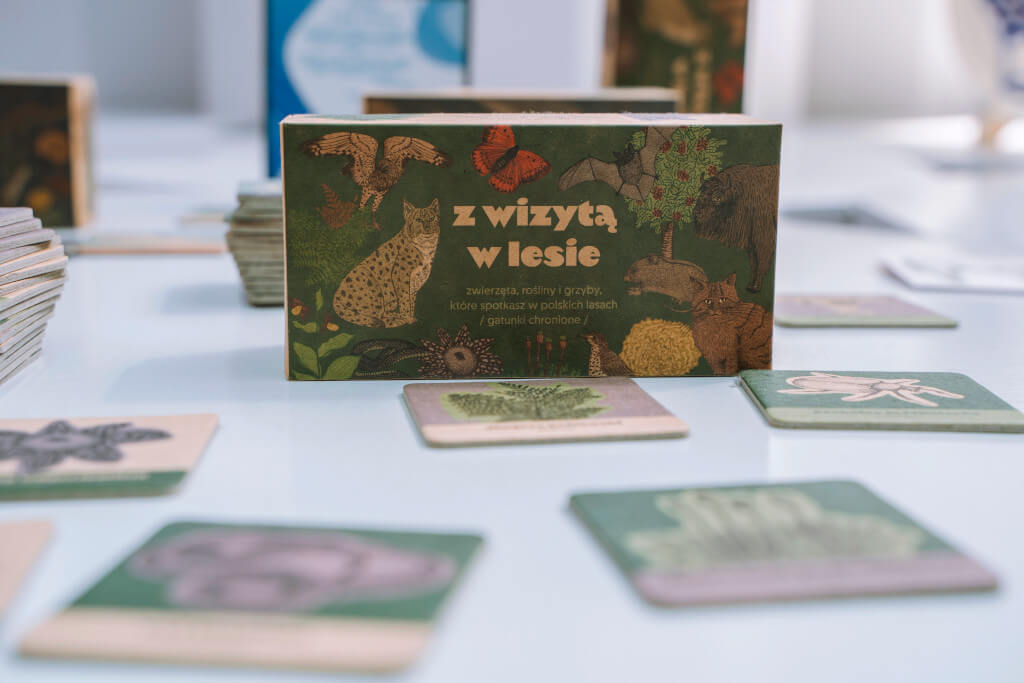 Zestaw 2 gier memory: „Z wizytą w wodzie – zwierzęta i rośliny, które spotkasz w polskich wodach / gatunki chronione” oraz „Z wizytą w lesie – zwierzęta, rośliny i grzyby, które spotkasz w polskich lasach / gatunki chronione”.