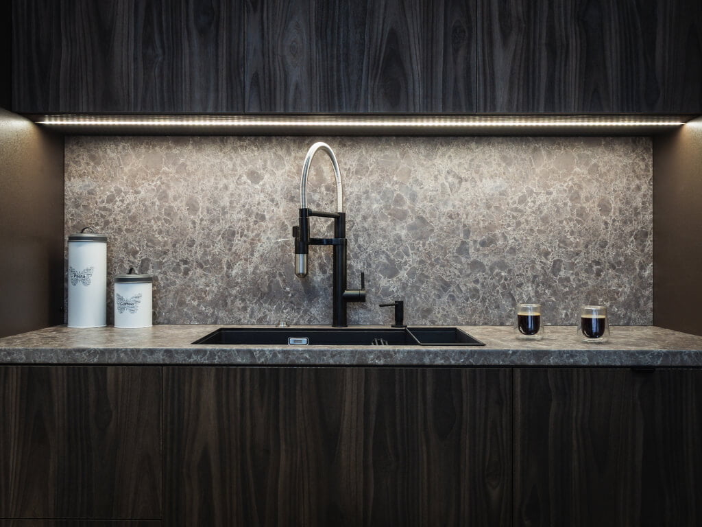 Zlewozmywaki podwieszane „Sink MF” od Manufaktura Łomża montowane w blacie wiórowym.