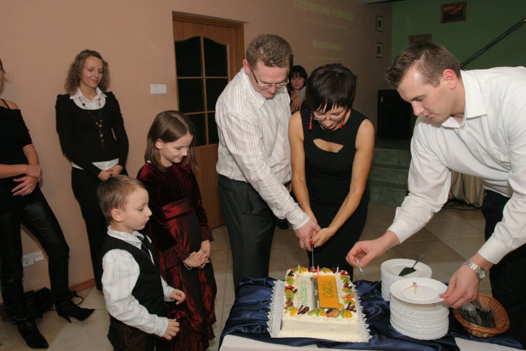 10. urodziny firmy w 2008 roku. Państwo Datczuk kroją tort urodzinowy w otoczeniu dzieci i pracowników.