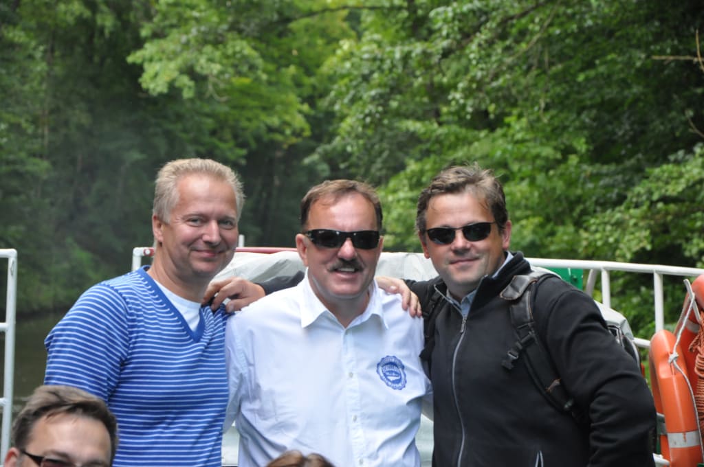 25-lecie Fabryki Mebli Stolpłyt. Od lewej: Dariusz Świątek, Leszek Wójcik (Stolpłyt), Paweł Wyrzykowski (Pfleiderer).