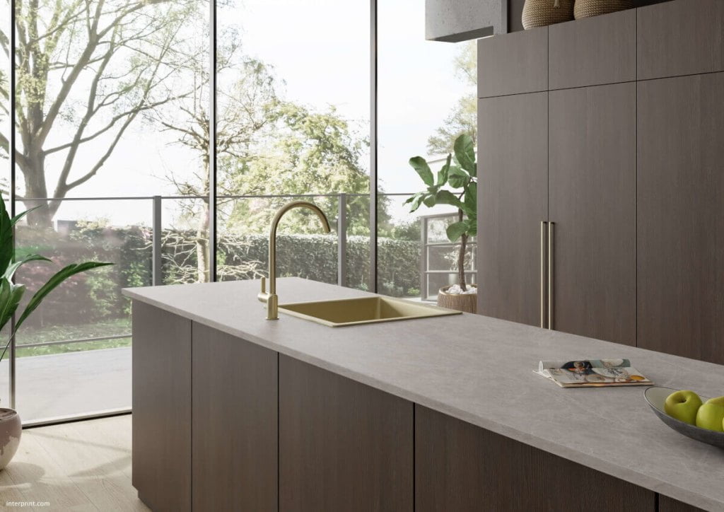 Interprint - wizualizacja kuchni w dekorze Alyson D083913-001 ze złota armaturą - miesięcznik i portal informacyjny branży meblarskiej biznes.meble.pl