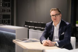 Adrian Halupczok, właściciel firmy Halupczok Kuchnie i Wnętrza.