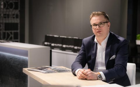Adrian Halupczok, właściciel firmy Halupczok Kuchnie i Wnętrza.