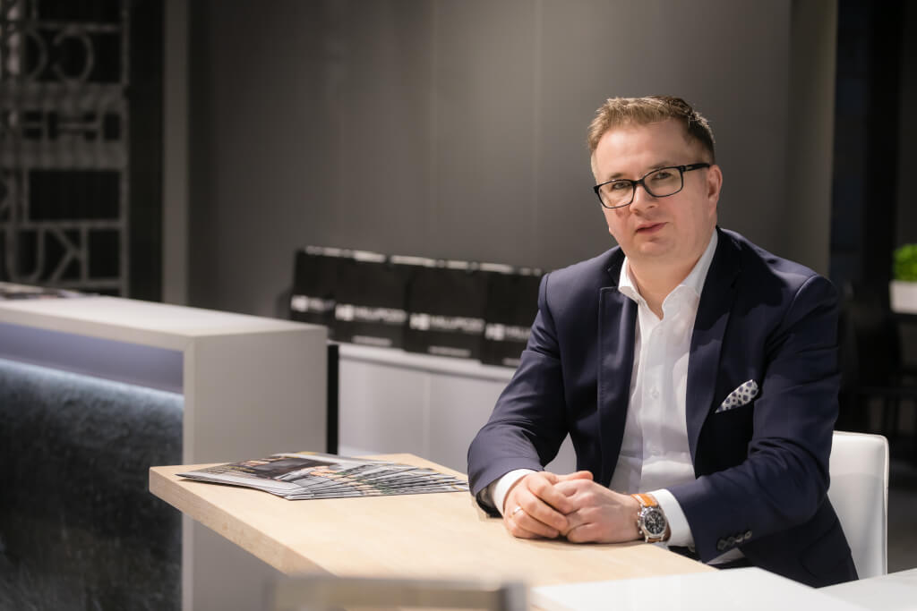 Adrian Halupczok, właściciel firmy Halupczok Kuchnie i Wnętrza.
