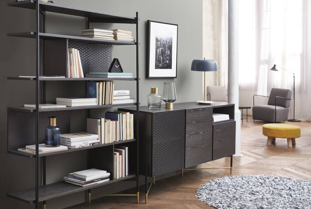 Kave Home to meble i dekoracje z hiszpańskim temperamentem. Ażurowy regał „Norfort” z oferty Bonami jest bardzo pakowny i elegancki.