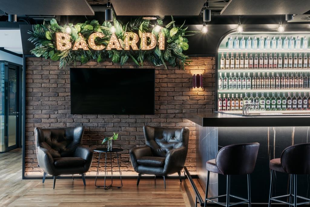 Odmienione biuro Bacardi.