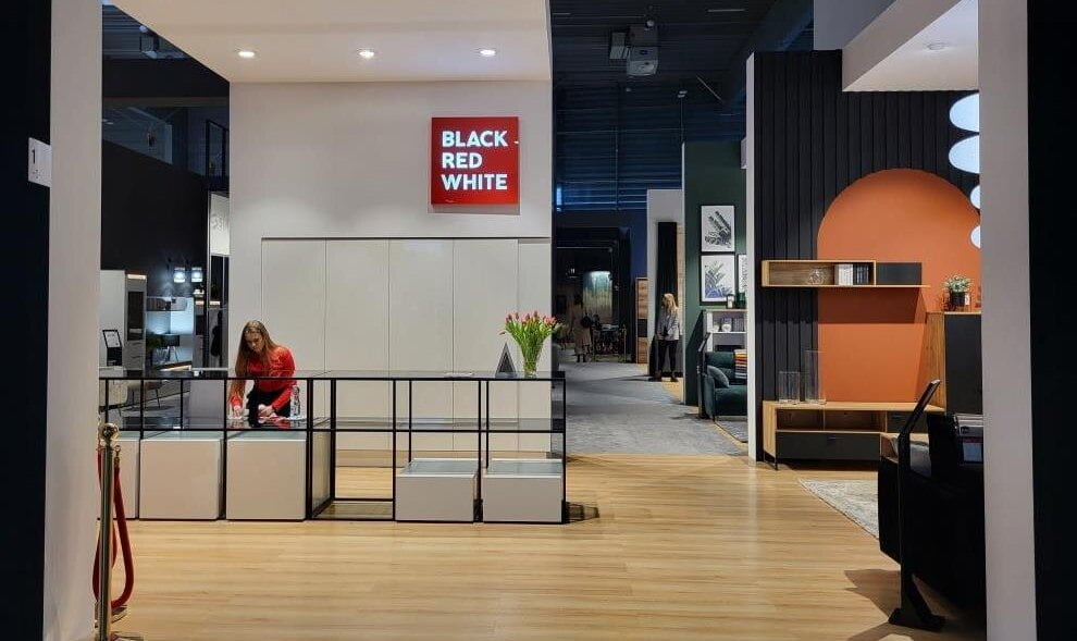Stoisko firmy Black Red White na targach Meble Polska 2023, Poznań.