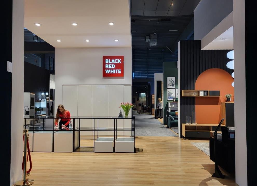Stoisko firmy Black Red White na targach Meble Polska 2023, Poznań.