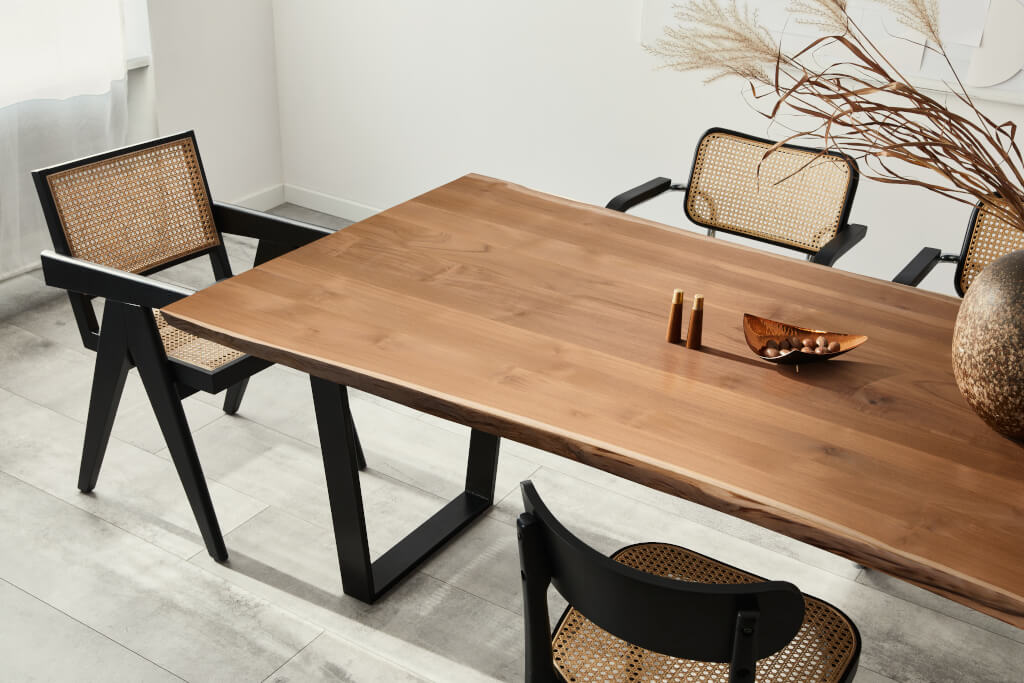 Blat teakowy z oflisem to propozycja firmy DLH skierowana w stronę miłośników natury. Idealnie sprawdza się we wnętrzach o skandynawskim lub rustykalnym charakterze.