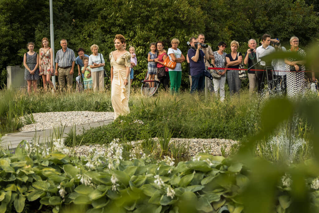 Bożena Datczuk na niebanalnym pokazie mody w ogrodach Opery i Filharmonii Podlaskiej „Piękna Niepodległa”, w którym modelkami były m.in. Panie z Podlaskiego Stowarzyszenia Właścicielek Firm Klub Kobiet Biznesu.