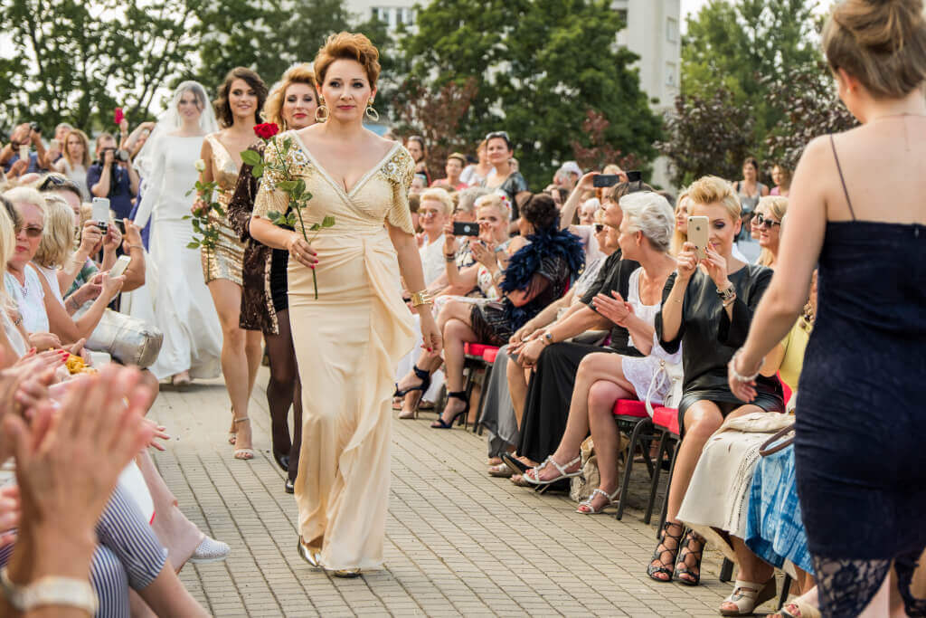 Bożena Datczuk prezentuje jeden z wzorów kobiecej mody na przestrzeni ostatniego wieku wyłoniony w ramach pokazu „Piękna Niepodległa”.