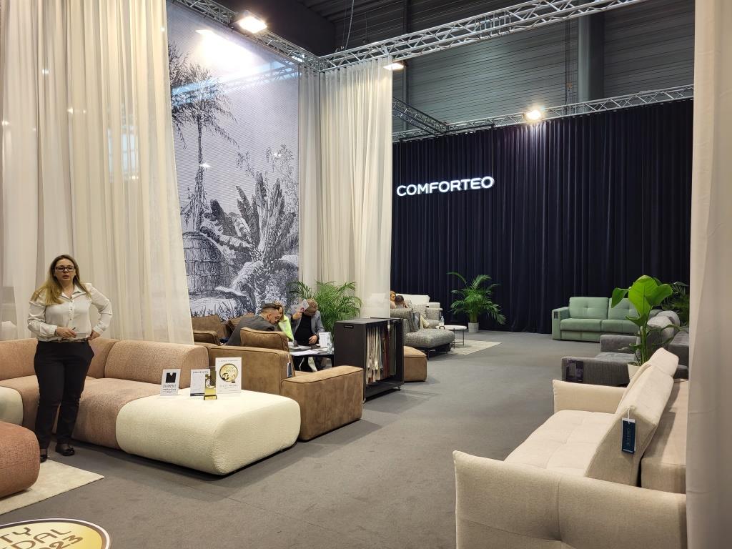 Stoisko firmy Comforteo na targach Meble Polska 2023, Poznań.