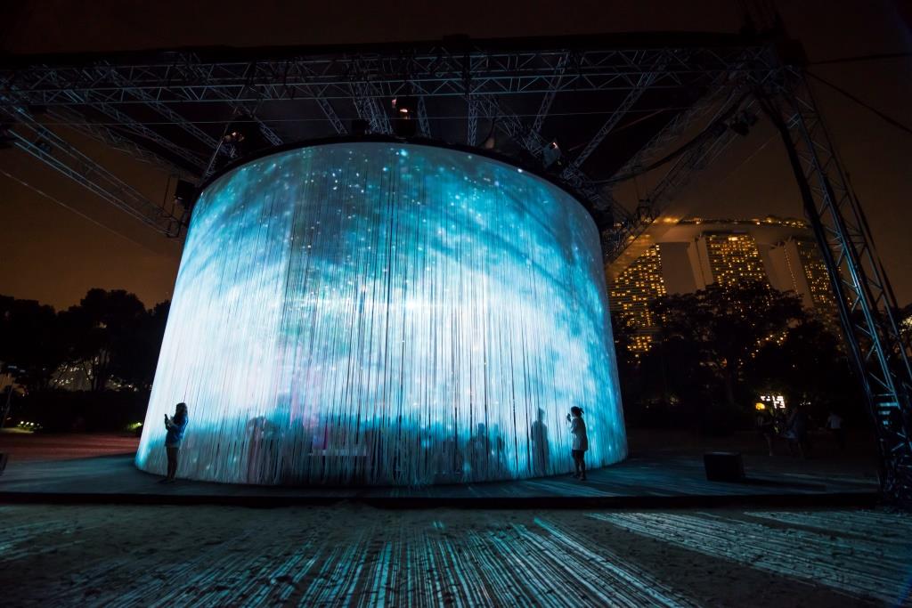 Projekt „Curtain Call” powstał w 2011 roku jako instalacja dla Roundhouse w Londynie.