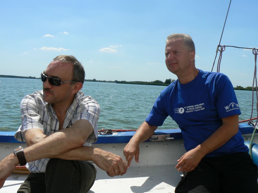Dariusz Świątek z Janem Szynaką podczas regat towarzyszących VI Turniejowi Meblarzy w Piłce Nożnej (Wolsztyn, 2009).
