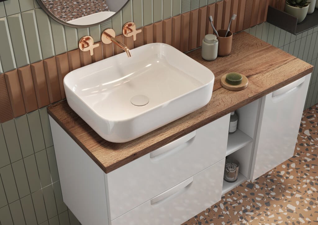 Defra Compose Collections, Flou z drewnopodobnym blatem to zestaw modułowych mebli łazienkowych z frontami w białym połysku i z blatem wykonanym z drewnopodobnego dekoru.