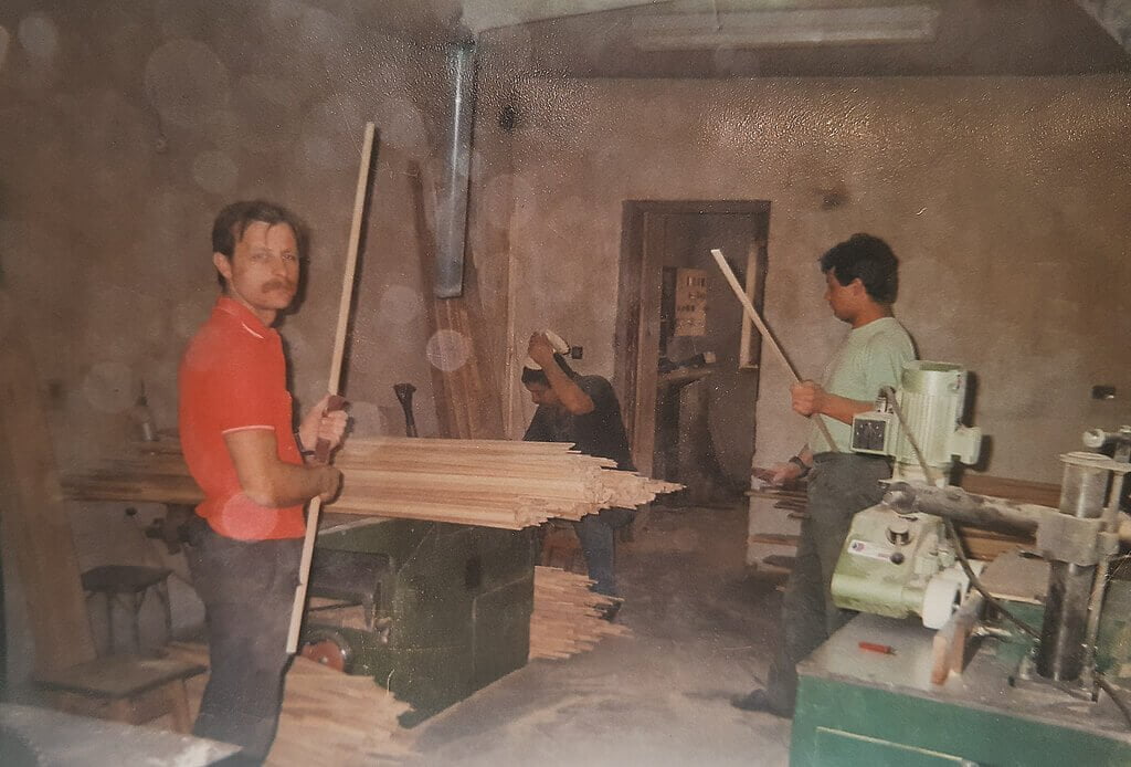 Pracownicy podczas szlifowania listewek w pierwszym warsztacie przerobionym z budynku gospodarczego, Mroczeń 1993 r.