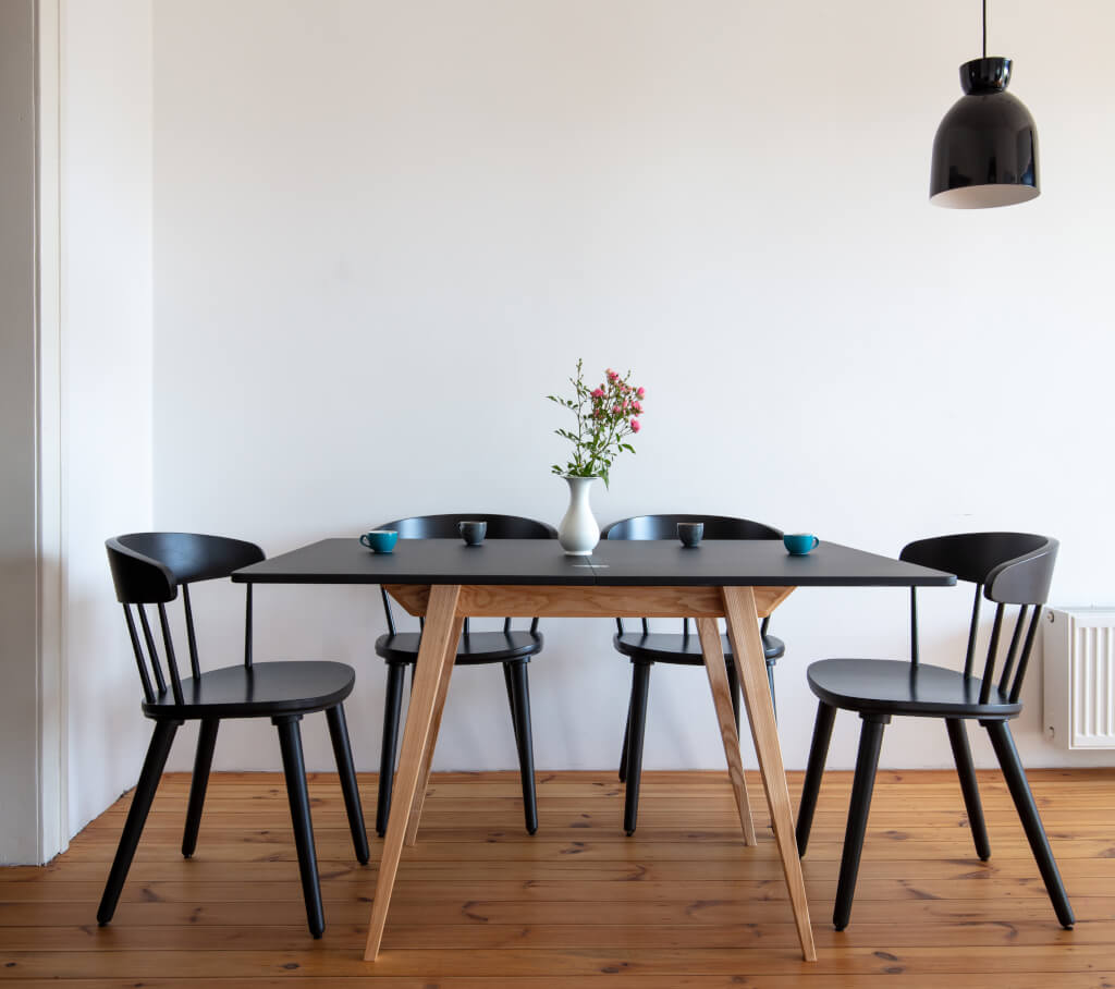 „Envelope” firmy Ragaba to rozkładany stół, który z niewielkiego mebla o wymiarach 90x65x76 cm przekształca się w wygodny, obiadowy stół o wymiarach 90x130x74,8 cm.