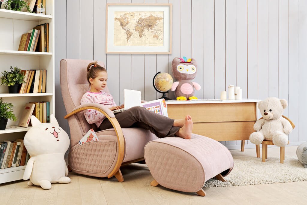 „Balance Chair 3” BIM Meble nowoczesny i elegancki fotel o opływowych kształtach. Ma wygodny podnóżek o nowoczesnym wyglądzie. Ruch podnóżka jest synchronizowany w ruchem fotela.