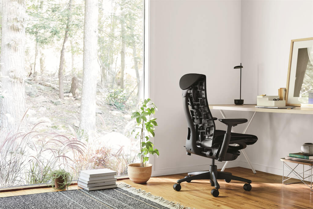 „Embody” marki Herman Miller z oferty Bakata Design to rezultat współpracy ponad dwudziestu lekarzy i naukowców zajmujących się biomechaniką, fizykoterapią i ergonomią.