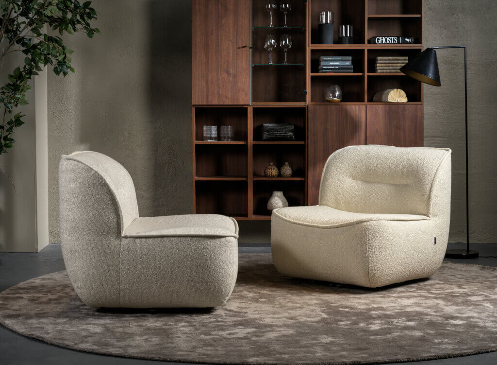 Fotel „Gorm” od Inne Meble został zaprojektowany z myślą o najnowszych trendach i organicznym wzornictwie. Ozdobny szew, okalający fotel, podkreśla bryłę i ergonomiczne kształty siedziska oraz oparcia.