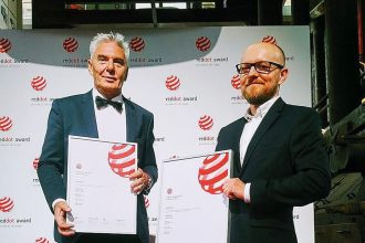 Gala Red Dot 2017 w Essen: Janusz Mikołajczyk i projektant Tomasz Augustyniak.
