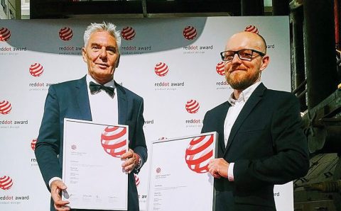 Gala Red Dot 2017 w Essen: Janusz Mikołajczyk i projektant Tomasz Augustyniak.