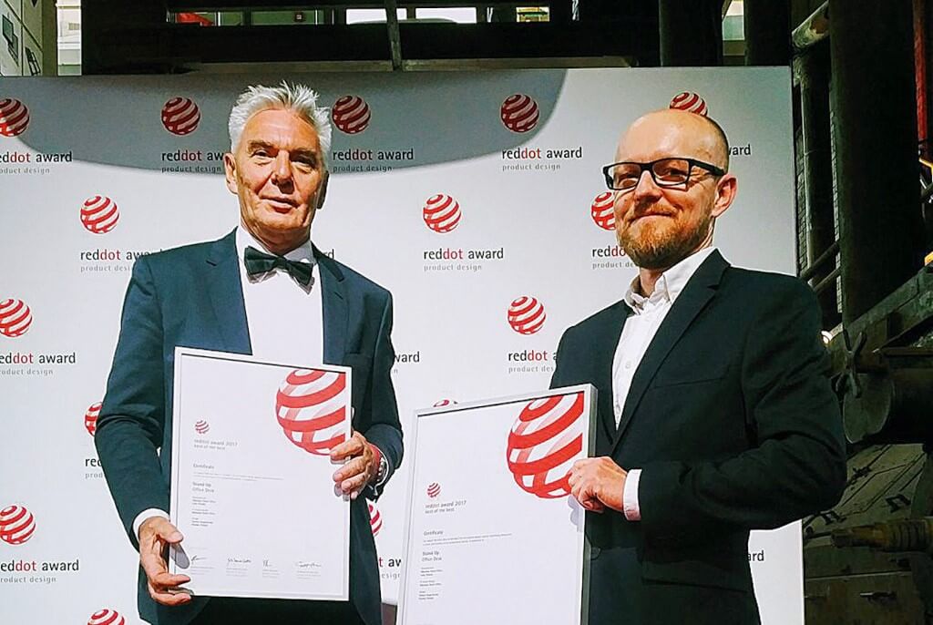 Gala Red Dot 2017 w Essen: Janusz Mikołajczyk i projektant Tomasz Augustyniak.