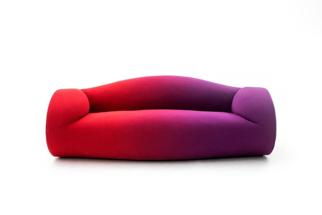 Sofa „Glider” marki Moroso łączy zabawę ze zmysłowością, praktycznością i sceniczną prezencją, nadając im pełną, hojną formę. Produkt miał premierę podczas Salone del Mobile 2015.