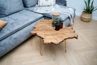 „Holdis Warszawa” marki Holdis to unikatowy stolik kawowy. Kluczowym elementem produktu jest blat w kształcie granic miasta Warszawy, którego powierzchnię zdobi grawer nazw oraz granic dzielnic.