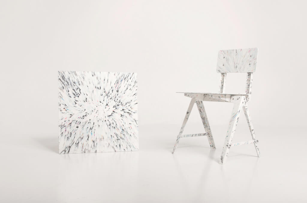 „Infinity” Adrieen Veres to pierwszy prototyp eksperymentalnego zestawu mebli wykonanych w 100% z arkuszy plastiku pochodzących z recyklingu.