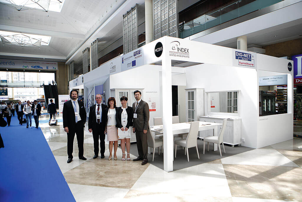 Jan Lenart, Małgorzata Lenart i dyrektor Dorota Osińska oraz partnerzy na targach „Index” w Dubaju, 2014 r.