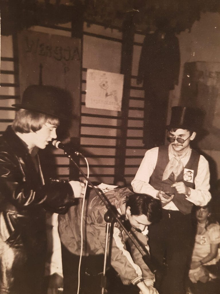 Jan Lenart (pierwszy z lewej) podczas konkursu artystycznego w szkole średniej, Technikum Elektroniczne we Wrocławiu, 1980/1981 r.