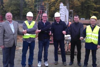 Jan Lenart (trzeci z lewej) z projektantem, inspektorem nadzoru i wykonawcami na budowie nowego Zakładu Produkcyjnego nr 2, 2012 r.