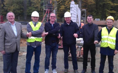 Jan Lenart (trzeci z lewej) z projektantem, inspektorem nadzoru i wykonawcami na budowie nowego Zakładu Produkcyjnego nr 2, 2012 r.