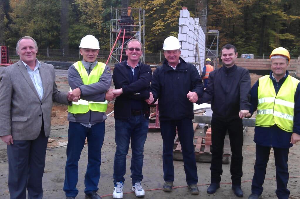 Jan Lenart (trzeci z lewej) z projektantem, inspektorem nadzoru i wykonawcami na budowie nowego Zakładu Produkcyjnego nr 2, 2012 r.